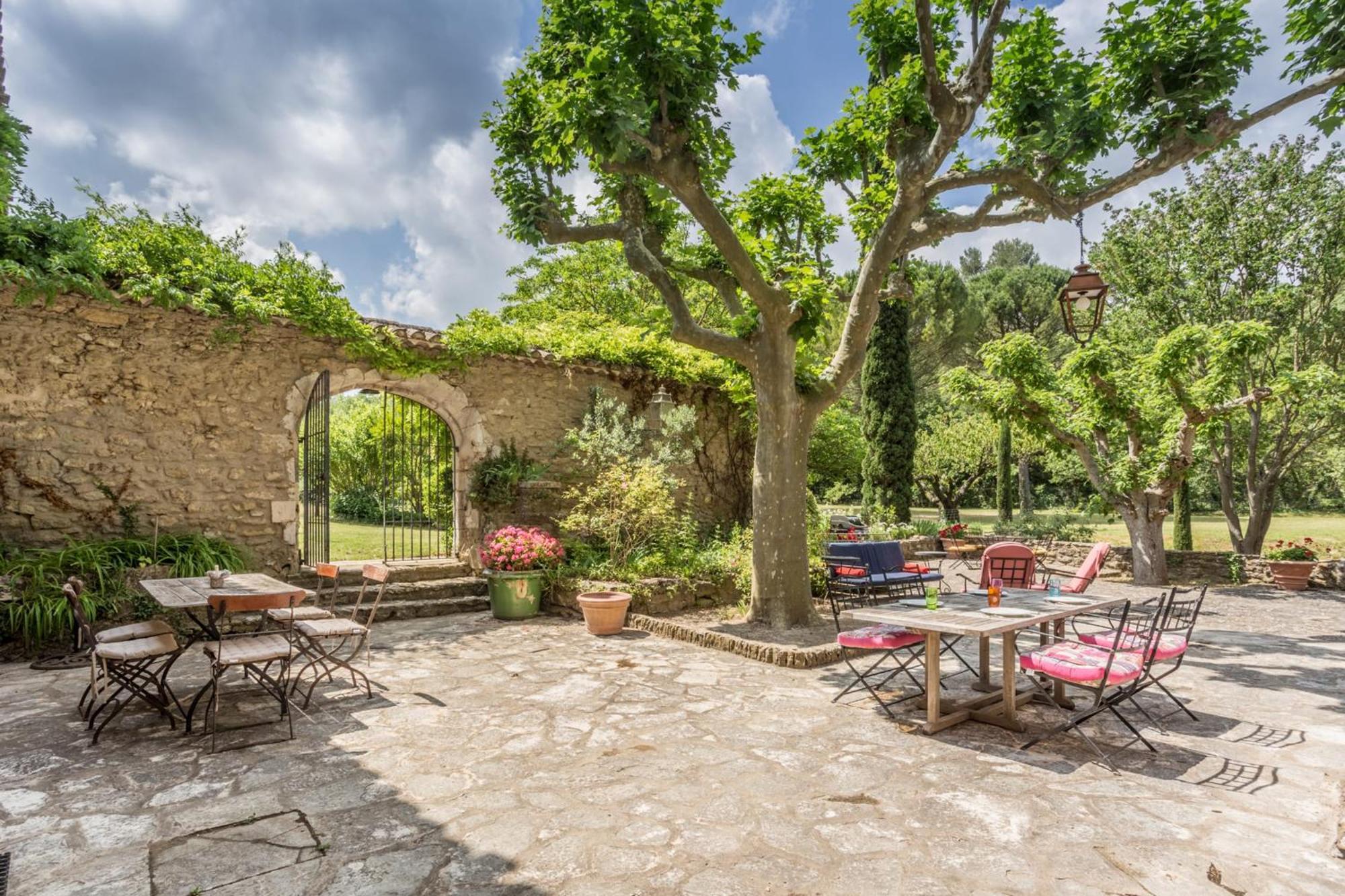 La Maison Des Artistes Menerbes Bagian luar foto
