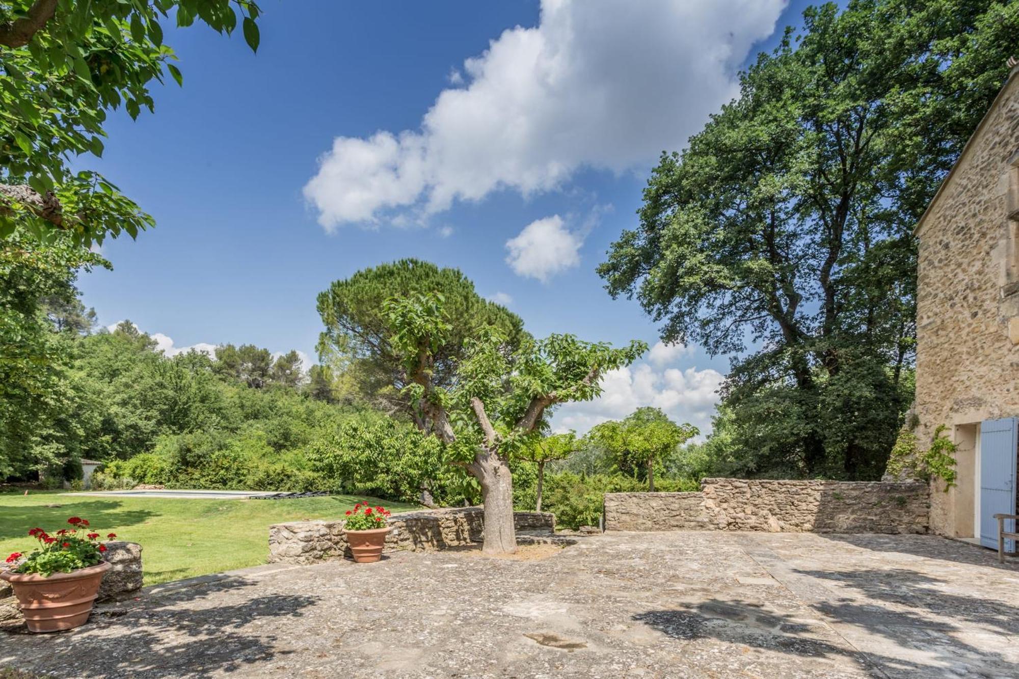 La Maison Des Artistes Menerbes Bagian luar foto
